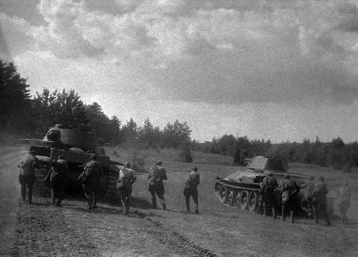 Советские солдаты во время боя. 1-й Прибалтийский фронт, 1944 год