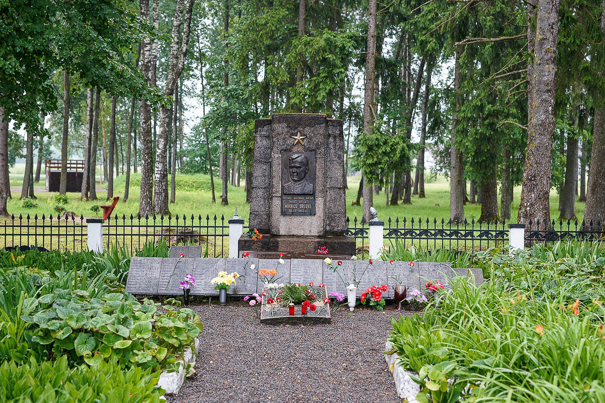 Захоронение Героя Советского Союза гвардии капитана Михаила Ивановича Орлова
