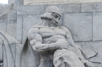 Барельеф Лачплесиса на памятнике Свободы в Риге