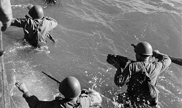 Десантники высаживаются на берег Чудского озера во время Великой Отечественной войны