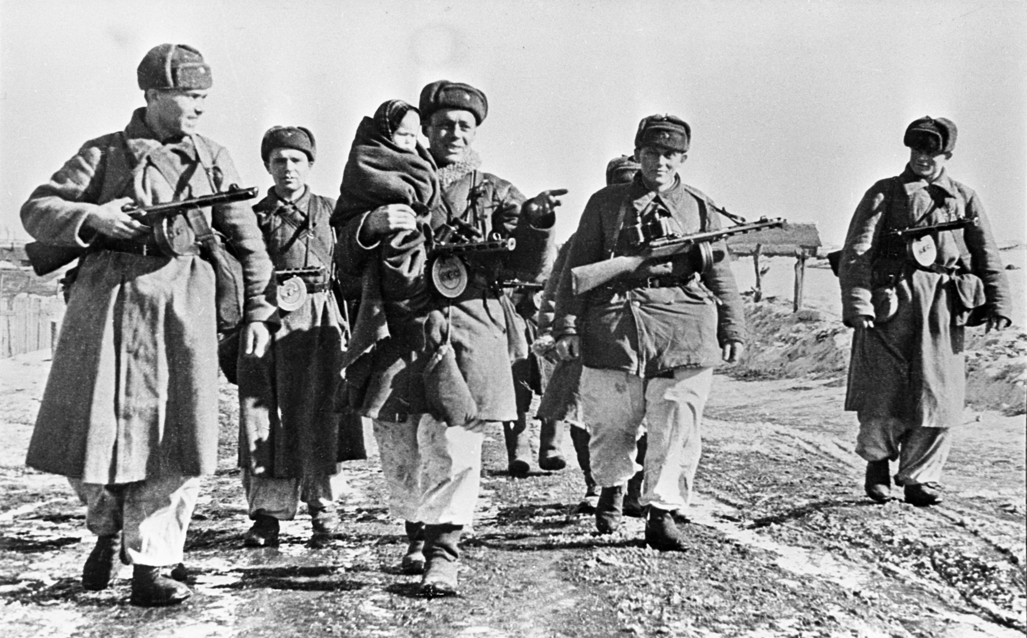 Бойцы Красной армии со спасенным ребенком на руках после освобождения деревни  под Вязьмой