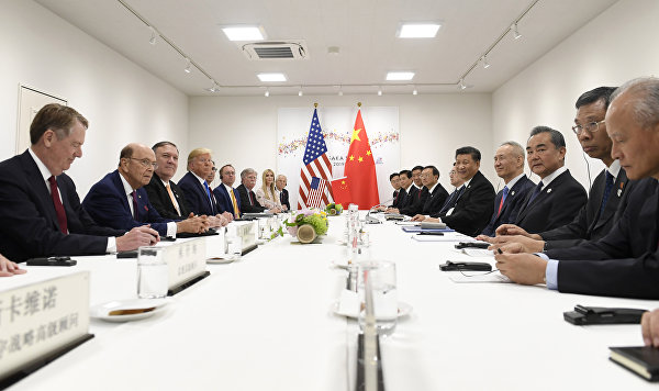 Президент США Дональд Трамп и председатель КНР Си Цзиньпин во время встречи на саммите G20 в Осаке, 29 июня 2019