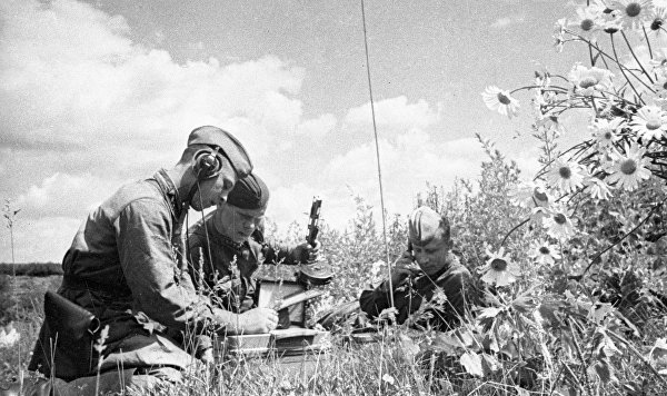 Советские связисты принимают сообщение, 1942 год