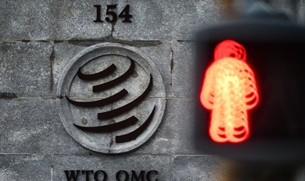 Эмблема Всемирной торговой организации (ВТО) возле здания штаб-квартиры организации в Женеве