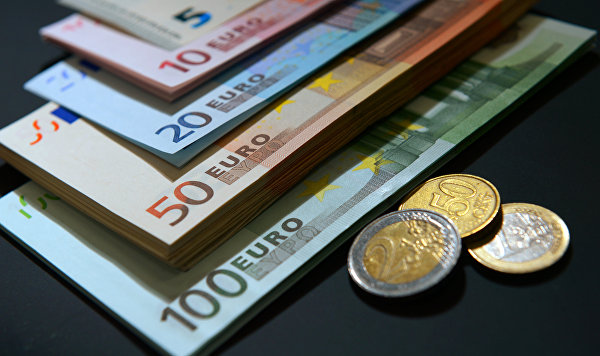 Купюры и монеты евро разного номинала