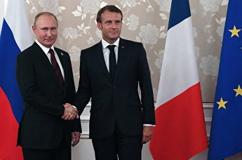 Президент РФ Владимир Путин и президент Франции Эммануэль Макрон во время встречи на полях саммита "Группы двадцати" в Осаке