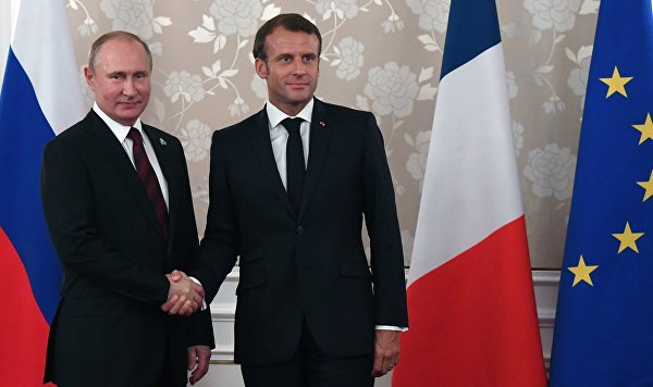 Президент РФ Владимир Путин и президент Франции Эммануэль Макрон во время встречи на полях саммита "Группы двадцати" в Осаке