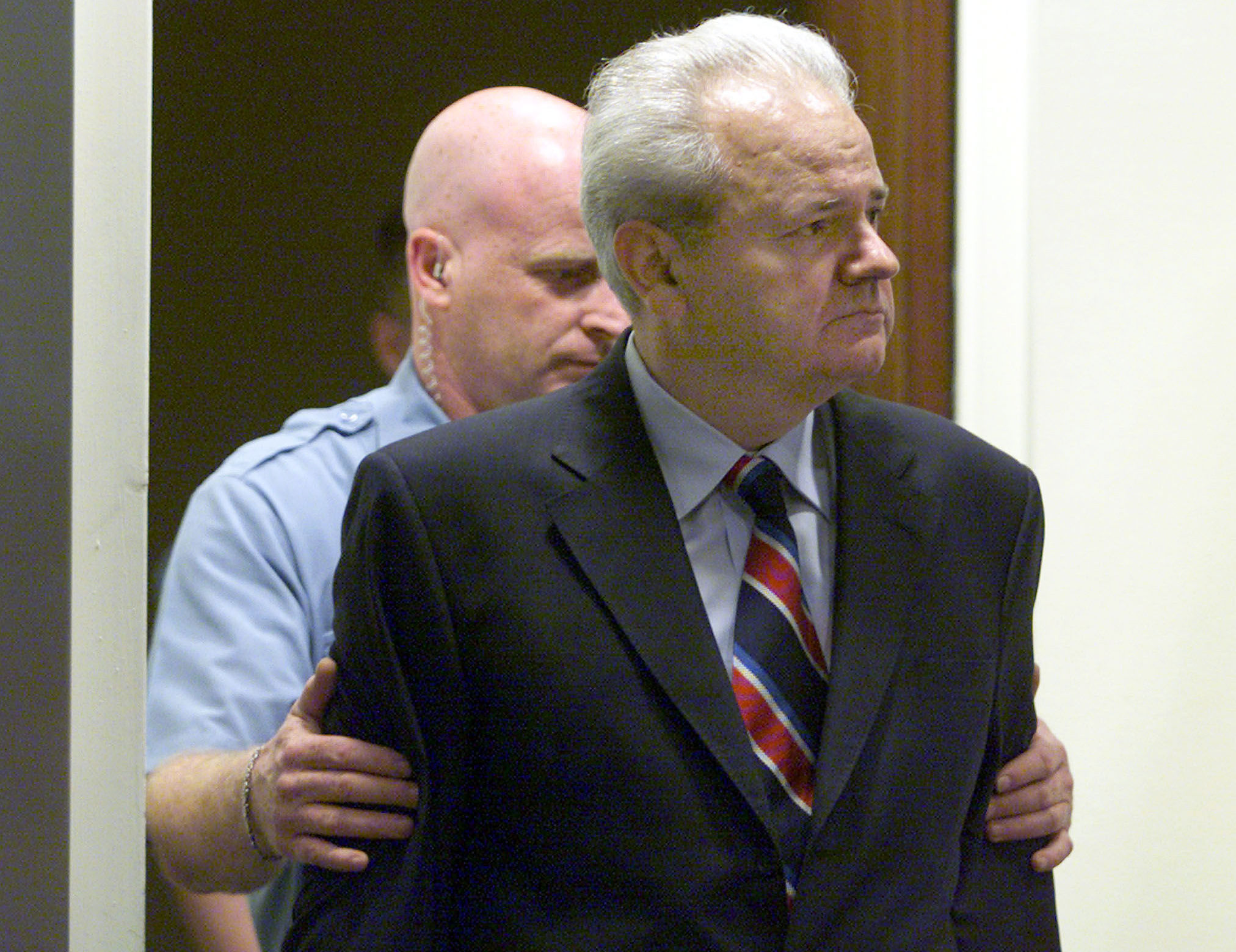 Экс-президент Югославии Слободан Милошевич в зале Трибунала по военным преступлениям ООН в Гааге,3 июля 2001 года