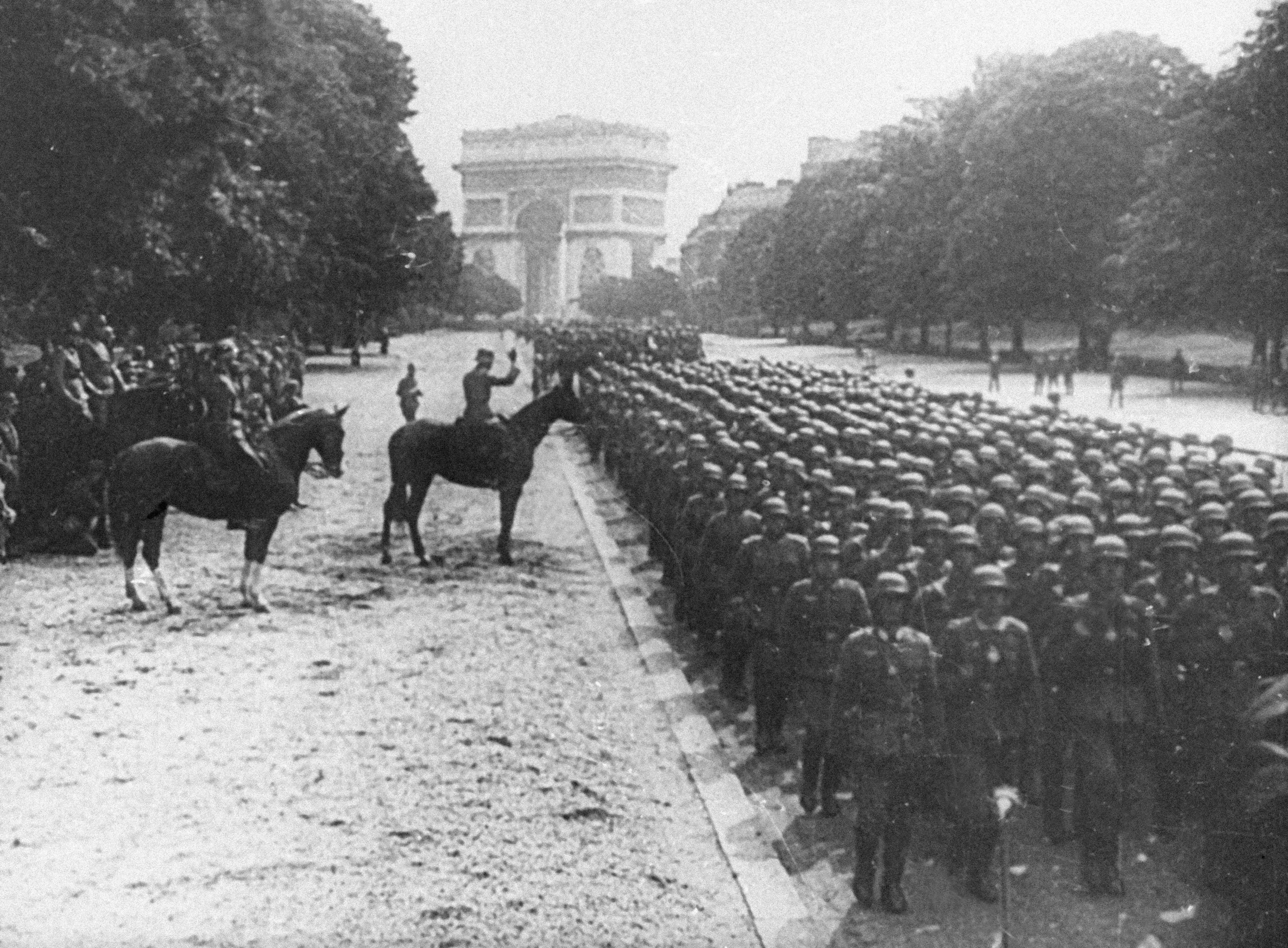 Гитлеровские войска на улицах Парижа