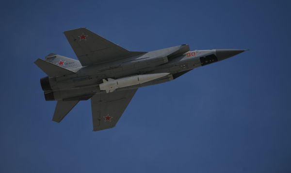 Многоцелевой истребитель МиГ-31 с гиперзвуковой ракетой "Кинжал" 