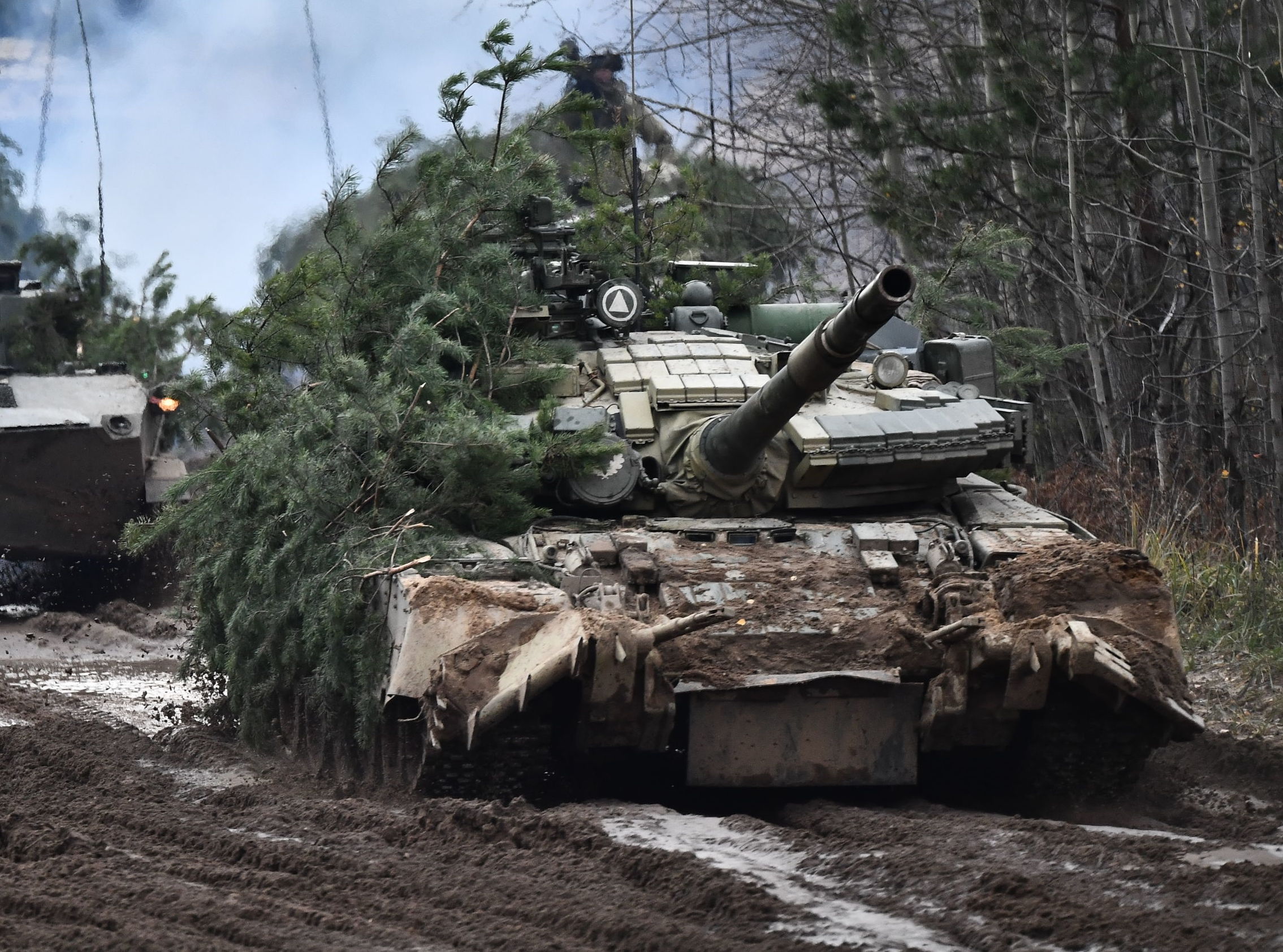 Боевая машина десанта БМД-2 (слева) и танк Т-80БВ
