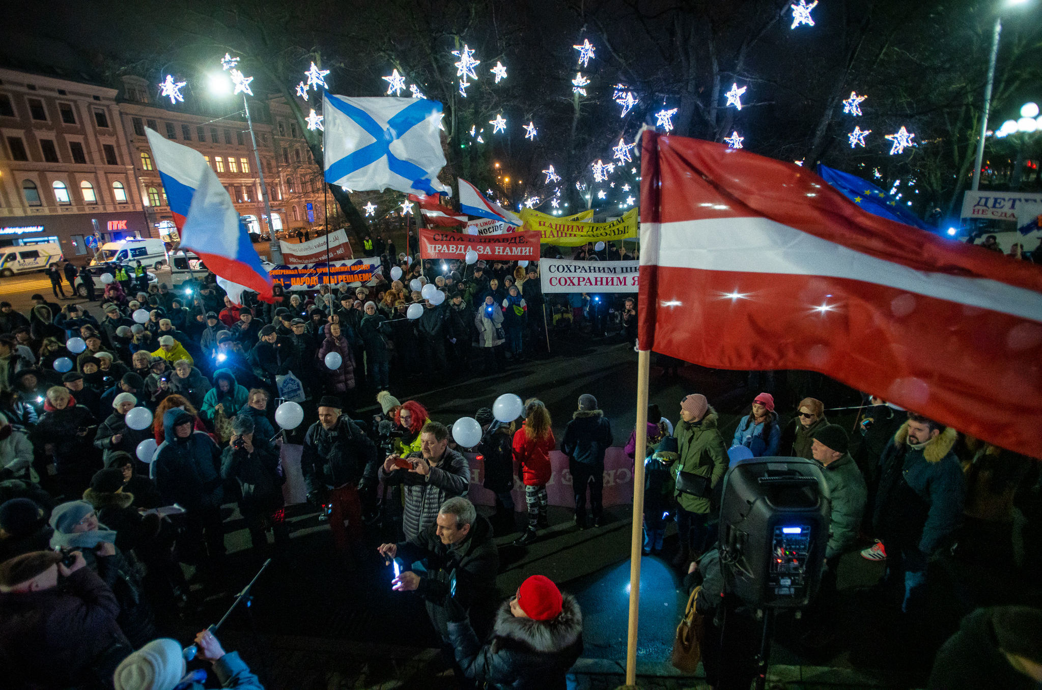 Участники акции протеста "Марш света против тьмы", против перевода всех школ национальных меньшинств на латышский язык обучения у памятника Свободы, 5 декабря 2019