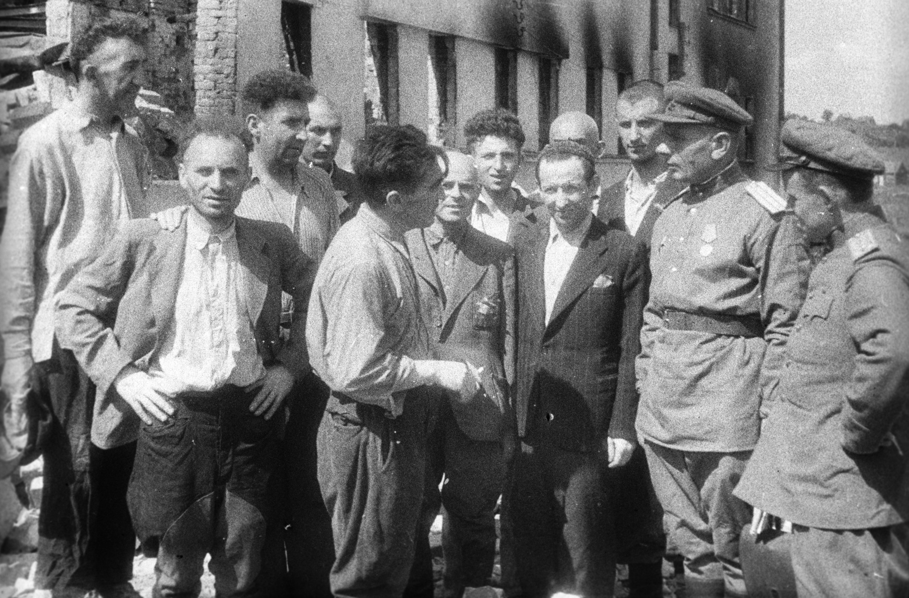 Оставшиеся в живых узники еврейского гетто в Вилиямполе рассказывают советским офицерам, освободившим город, о зверствах фашистов