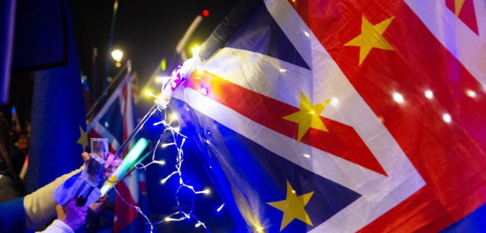 Флаги и светящиеся палочки участников акции против Brexit в Лондоне