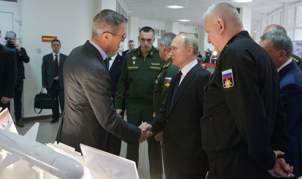 Президент РФ Владимир Путин осматривает выставку о перспективах развития Военно-Морского флота, 9 января 2020 года