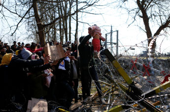 Мигранты на турецком пограничном пункте Пазаркуле, Турция, 1 марта 2020 года