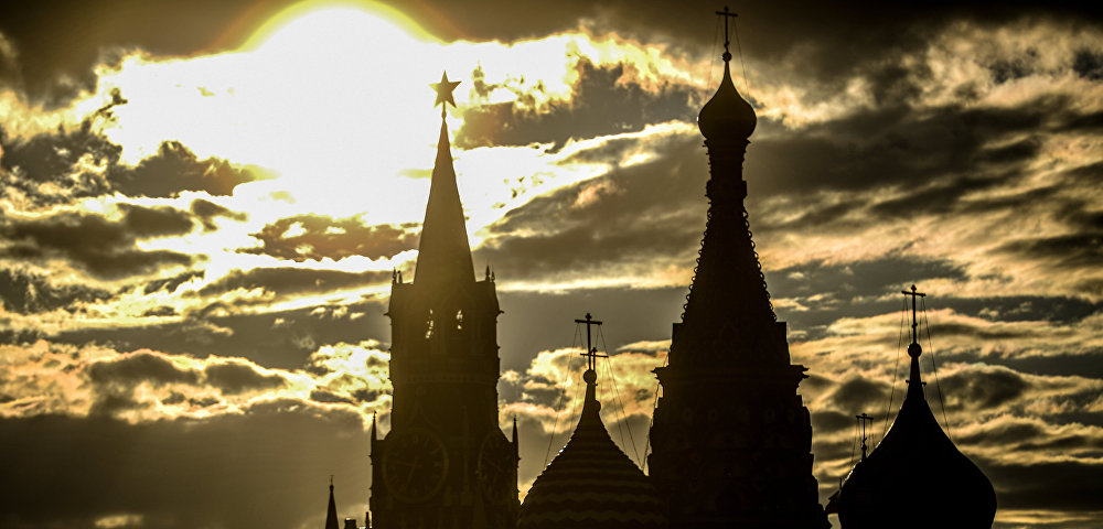 Вид на Спасскую башню Московского кремля и собор Покрова Пресвятой Богородицы на Рву (храм Василия Блаженного)