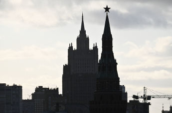Здание Министерства иностранных дел РФ и Водовзводная башня Московского Кремля