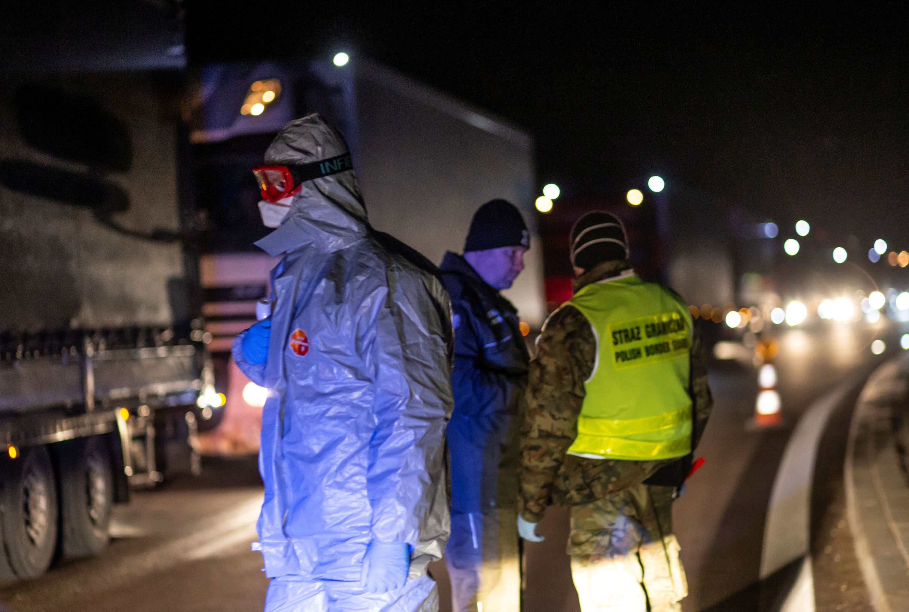 Сотрудники МЧС и польской пограничной полиции проверяют автомобили на польско-литовской границе в Будзиско, 15 марта 2020 года