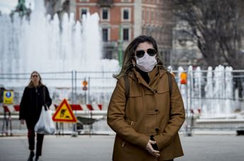 Женщина в маске в центре Милана