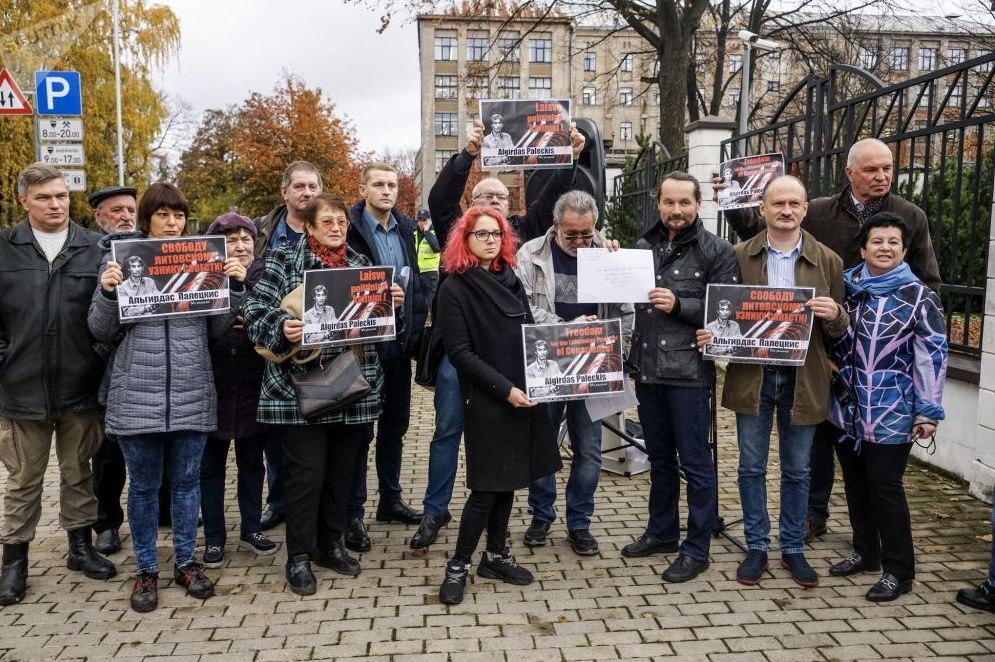 Митинг в поддержку Альгирдаса Палецкиса у посольства Литвы в Латвии