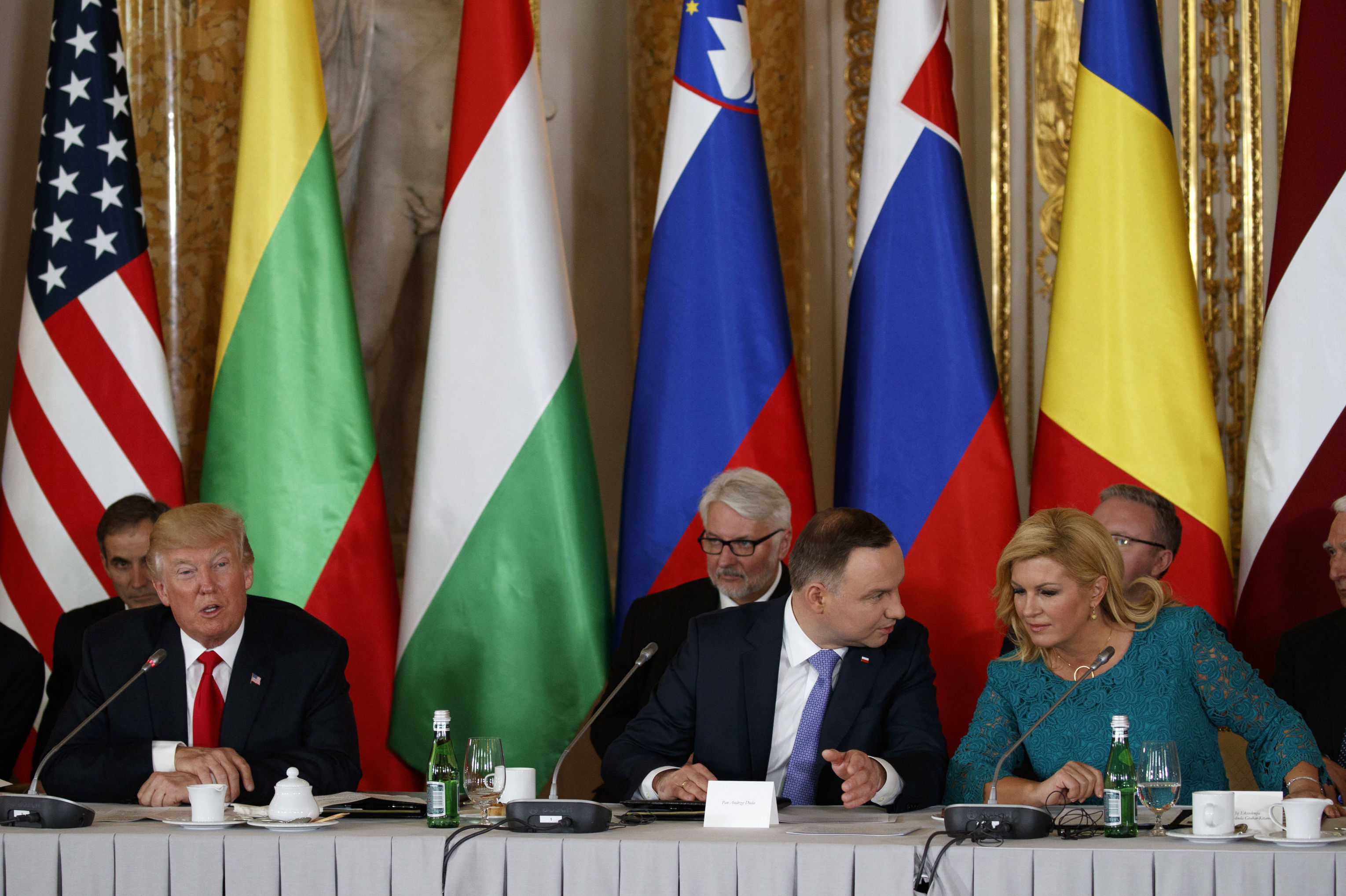 Президент США Дональд Трамп (слева), президент Польши Анджей Дуда (в центре) и президент Хорватии Колиндой Грабар-Китарович,  во время трансатлантического круглого стола "Инициатива трёх морей" в Большом зале Ассамблеи Королевского замка, в Варшаве, 6 июля 2017 года