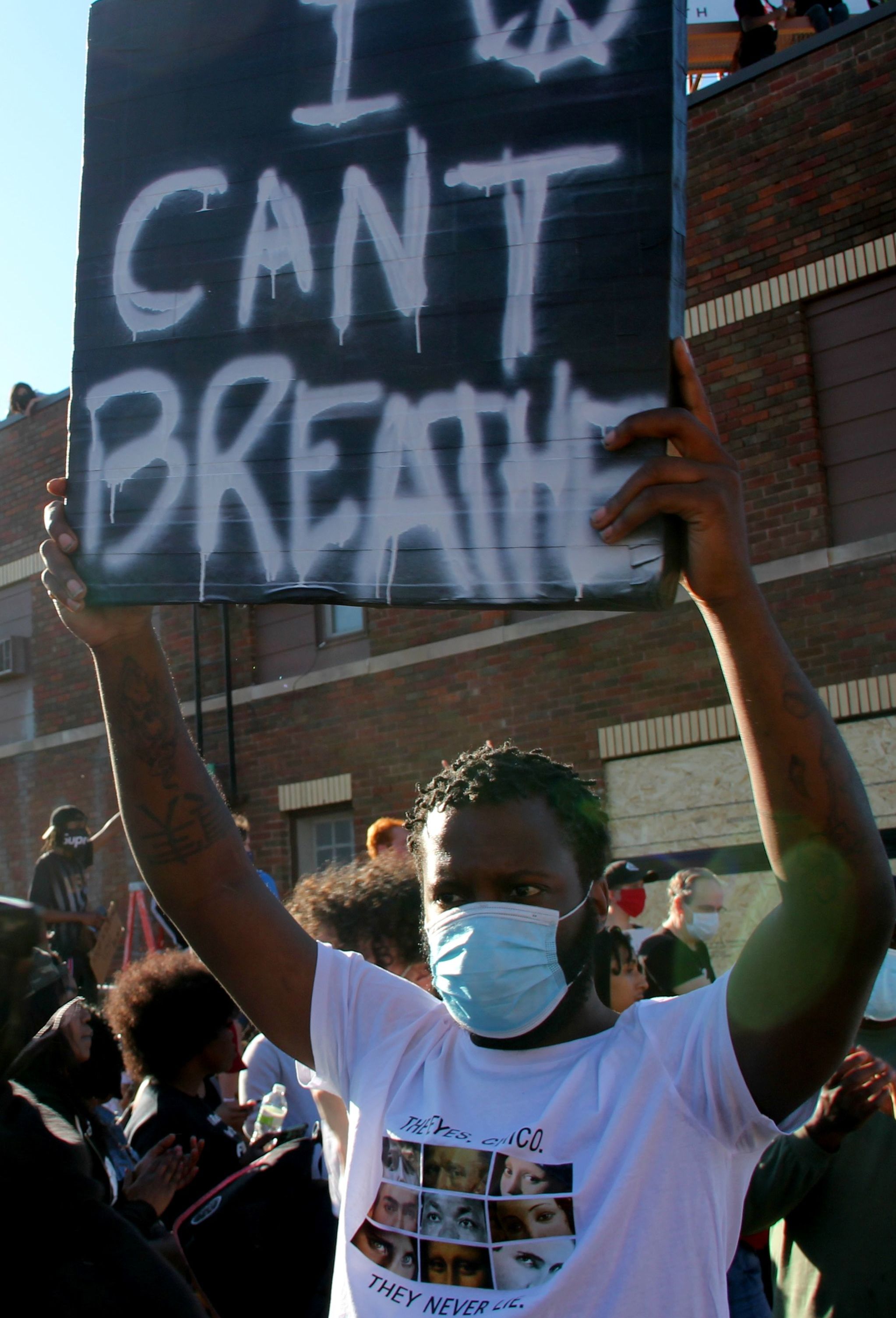 Участник мирной акции протеста в Миннеаполисе c плакатом " Я не могу дышать". Протесты проходят в городах США в связи со смертью при задержании полицией афроамериканца Джорджа Флойда в Миннеаполисе.