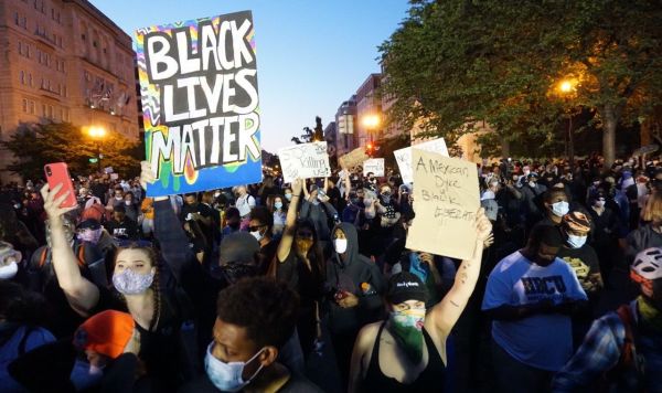 Протестующие в Вашингтоне в связи со смертью при задержании полицией афроамериканца Джорджа Флойда в Миннеаполисе