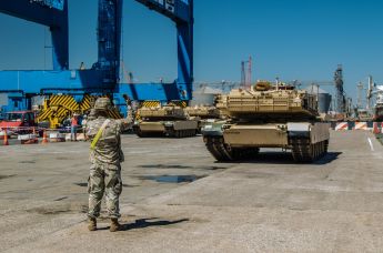 Погрузка американской военной техники в порту
