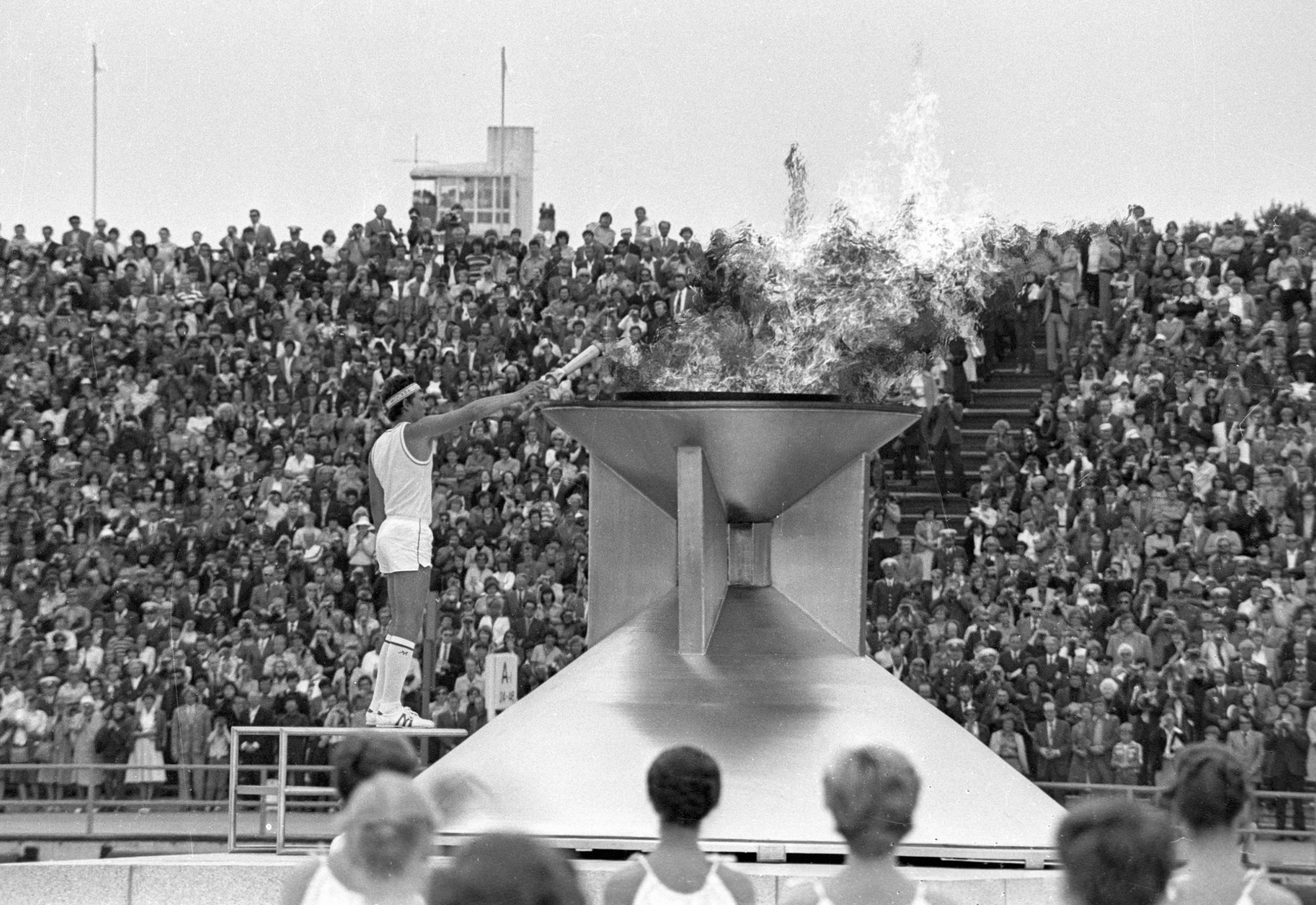 Чемпион мира среди юниоров по буерному спорту в классе "ДН" Вайко Вооремаа зажигает олимпийский огонь во время торжественной церемонии открытия парусной регаты, входящей в программу XXII Олимпийских игр в Таллине