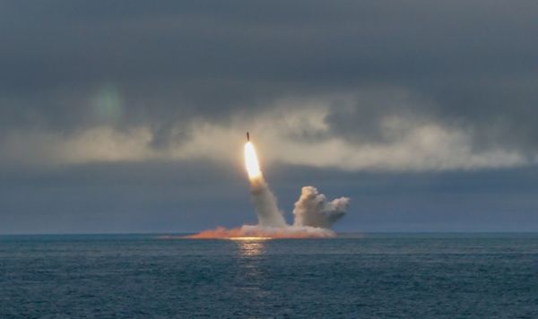 Пуск баллистической ракеты "Булава" в Баренцевом море