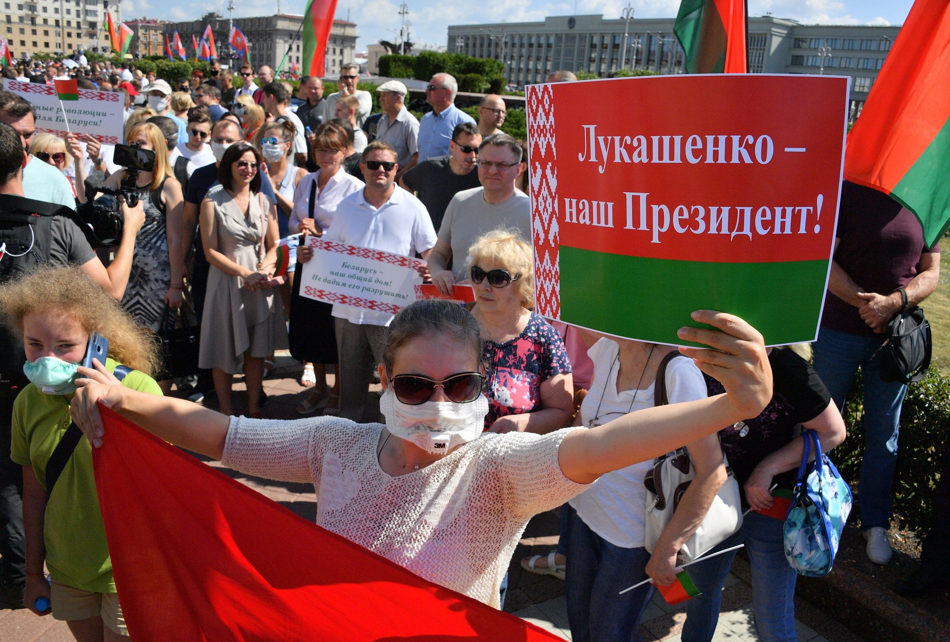 Против беларуси. Митинги в Белоруссии 2020 против Лукашенко. Протесты в Беларуси 2020 за Лукашенко. Протесты в Белоруссии 2020 в поддержку Лукашенко. Митинг за Лукашенко в Минске.