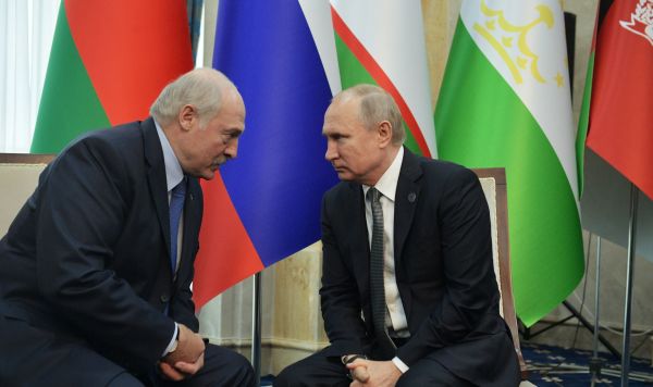 Президент РФ Владимир Путин и президент Белоруссии Александр Лукашенко (слева)