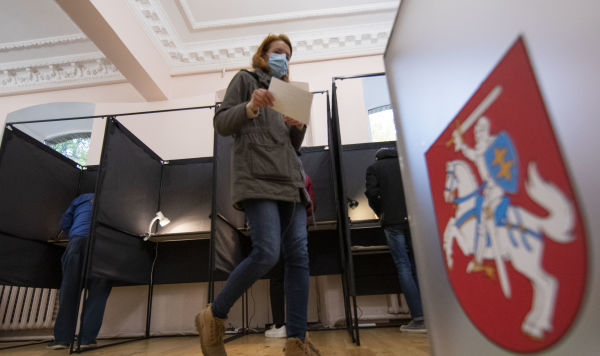 Избиратели на участке на выборах в Сейм Литвы, 11 октября 2020