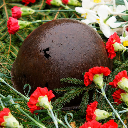 Церемония перезахоронения останков советских солдат, архивное фото
