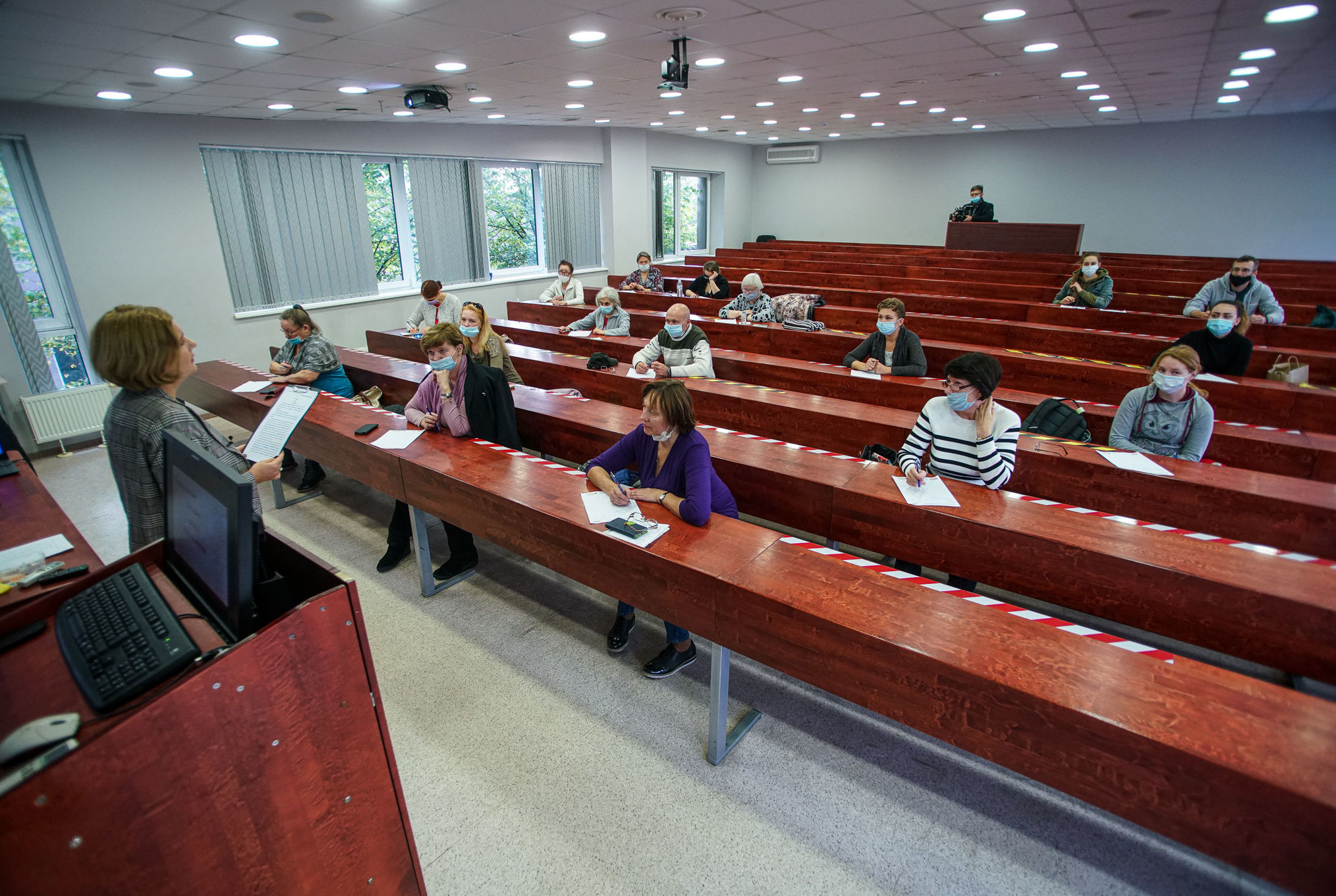 Участники ежегодной акции по проверке грамотности "Тотальный диктант-2020" в аудитории Балтийской международной академии в Риге, 17 октября 2020