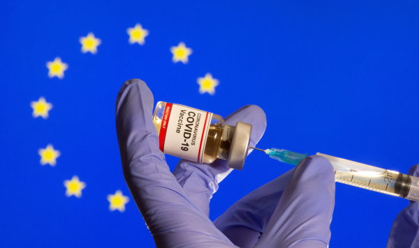 Вакцина от коронавируса на фоне флага Евросоюза
