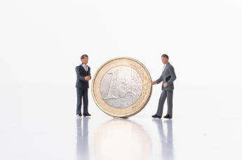 Фигурки людей и монета евро