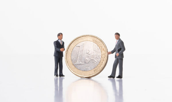 Фигурки людей и монета евро