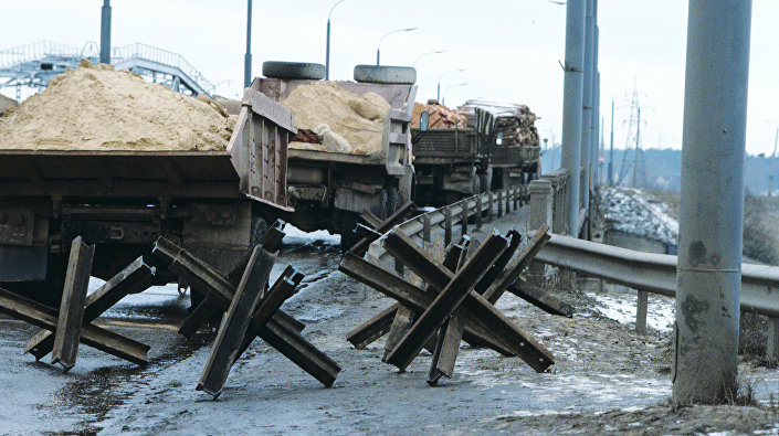 Подготовка к блокированию на мосту в Вецмилгрависе, архивное фото 1991 года