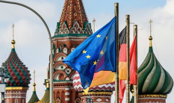 Флаг Евросоюза перед храмом Василия Блаженного в Москве