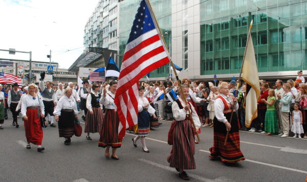 Флаги Эстонии и США на шествии в дни Певческого праздника