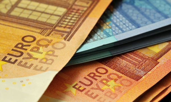 Фрагменты банкнот евро различного номинала