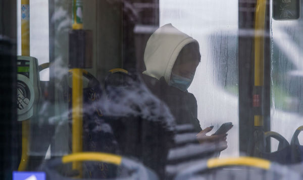 Женщина в маске в общественном транспорте в Риге