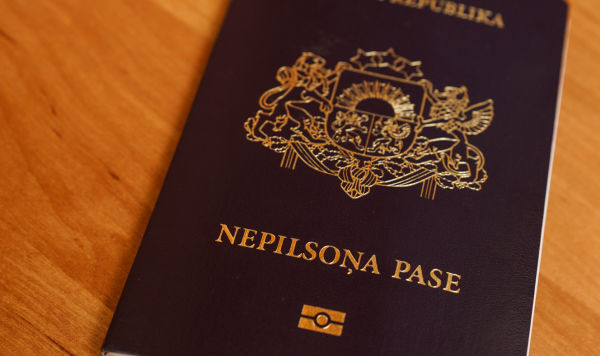 Неграждан не обслуживаем. В Латвии человеку отказались дать напрокат ...