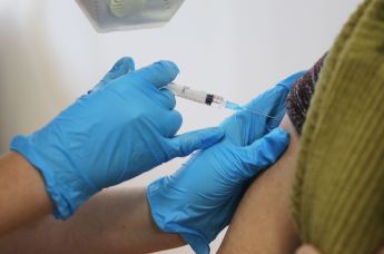 Медсестра делает прививку пациенту от коронавируса вакциной "Спутник-V"