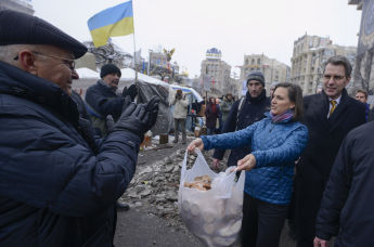 Помощник госсекретаря США Виктория Нуланд  на Площади Независимости в Киеве