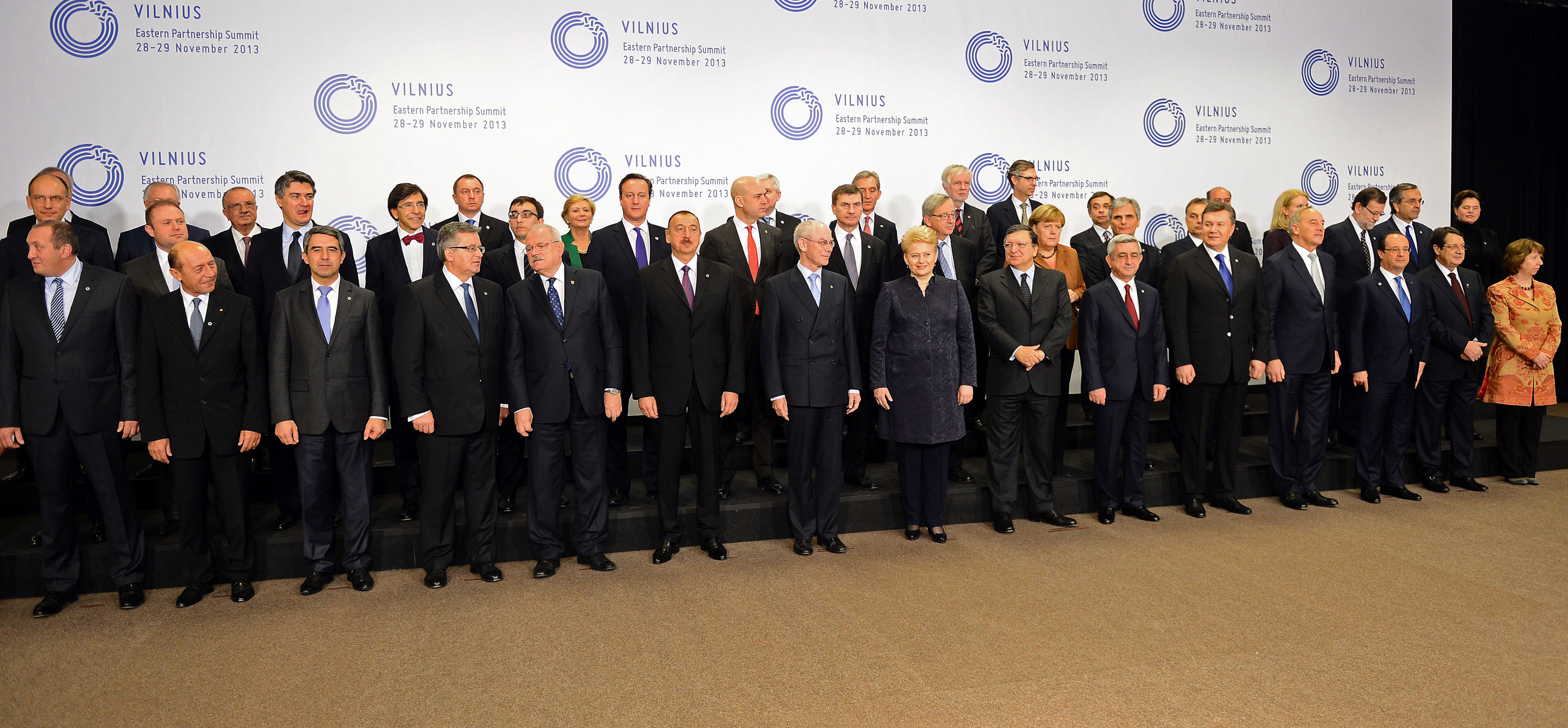 Участники саммита Европейского Союза "Восточное партнерство" в Вильнюсе,  29 ноября 2013 года