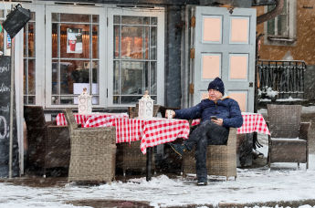 Зимний Таллин. Посетитель на террасе кафе на Ратушной площади