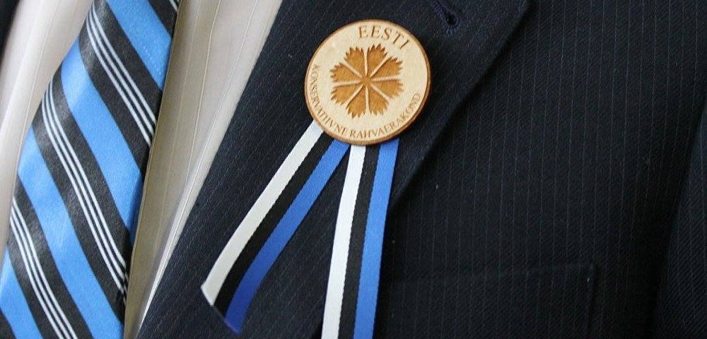 Значок с символикой Консервативной партии Эстонии (EKRE)